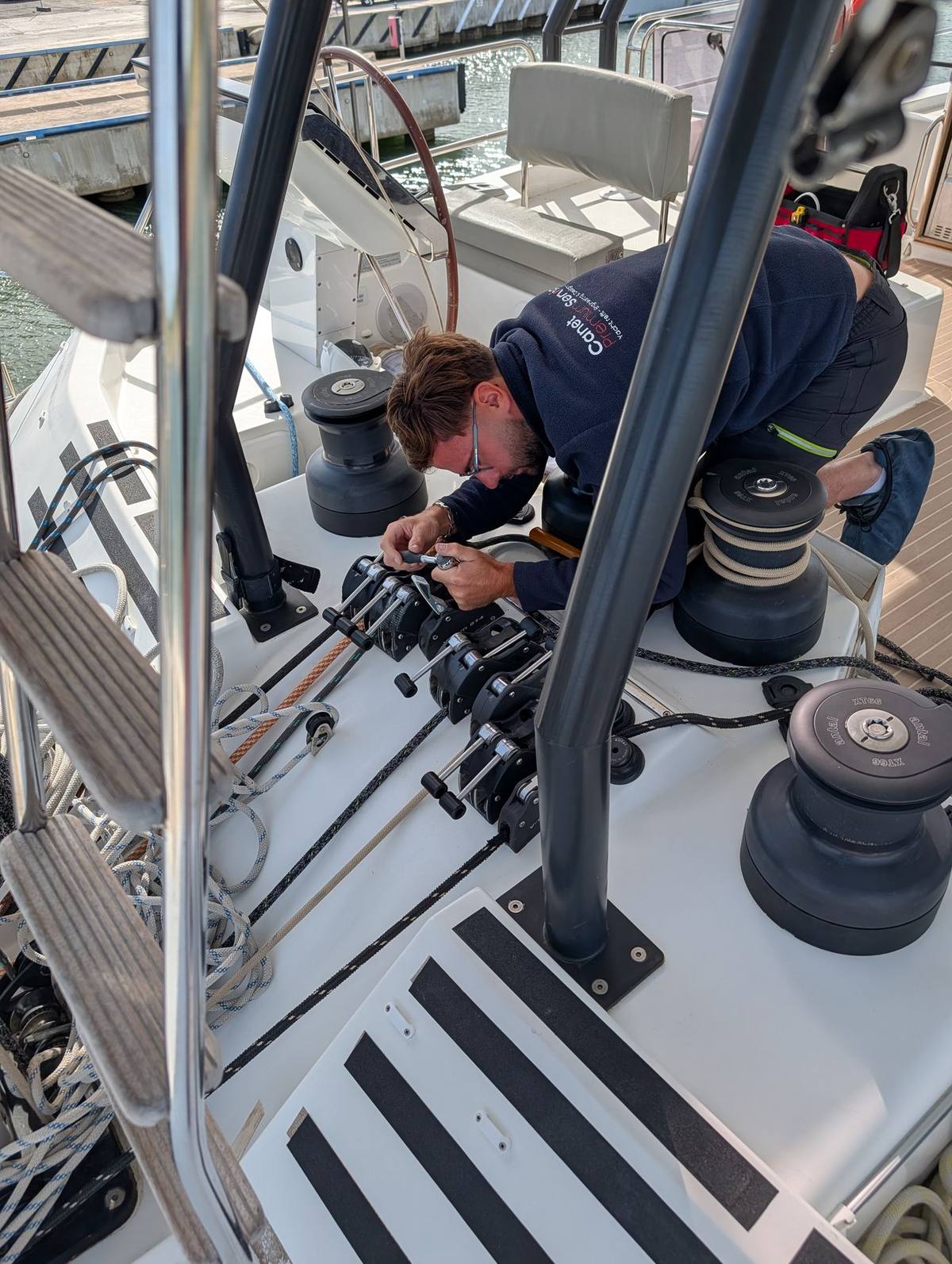 Reprise de l'accastillage et des coinceurs dans le cockpit d'un voilier