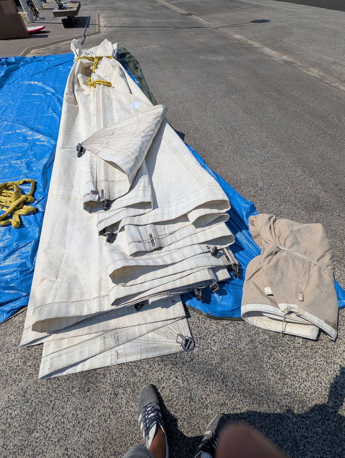 Voiles déposées et pliées au chantier avant contrôle