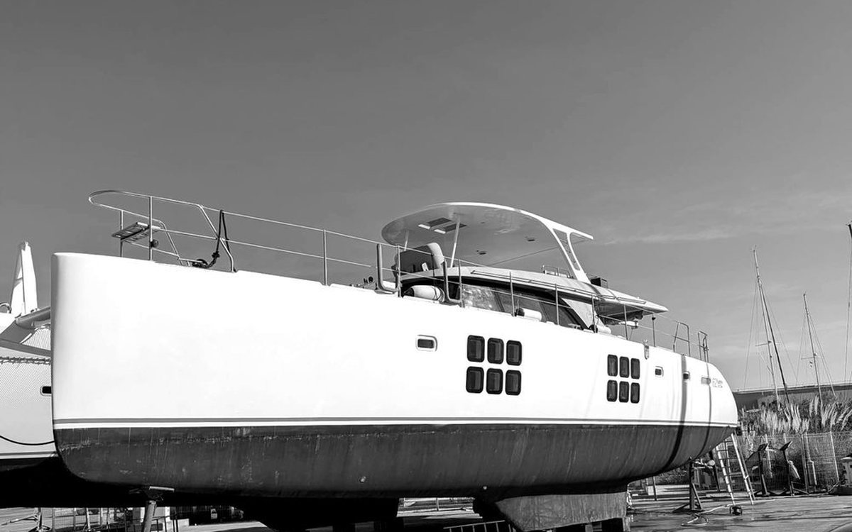 Monocoque aluminium JFA 76 4Ever sur le terre-plein du chantier