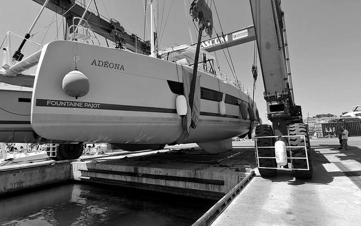 Catamaran Fountaine Pajot Alegria 67 Adéona en sortie d'eau au travelift