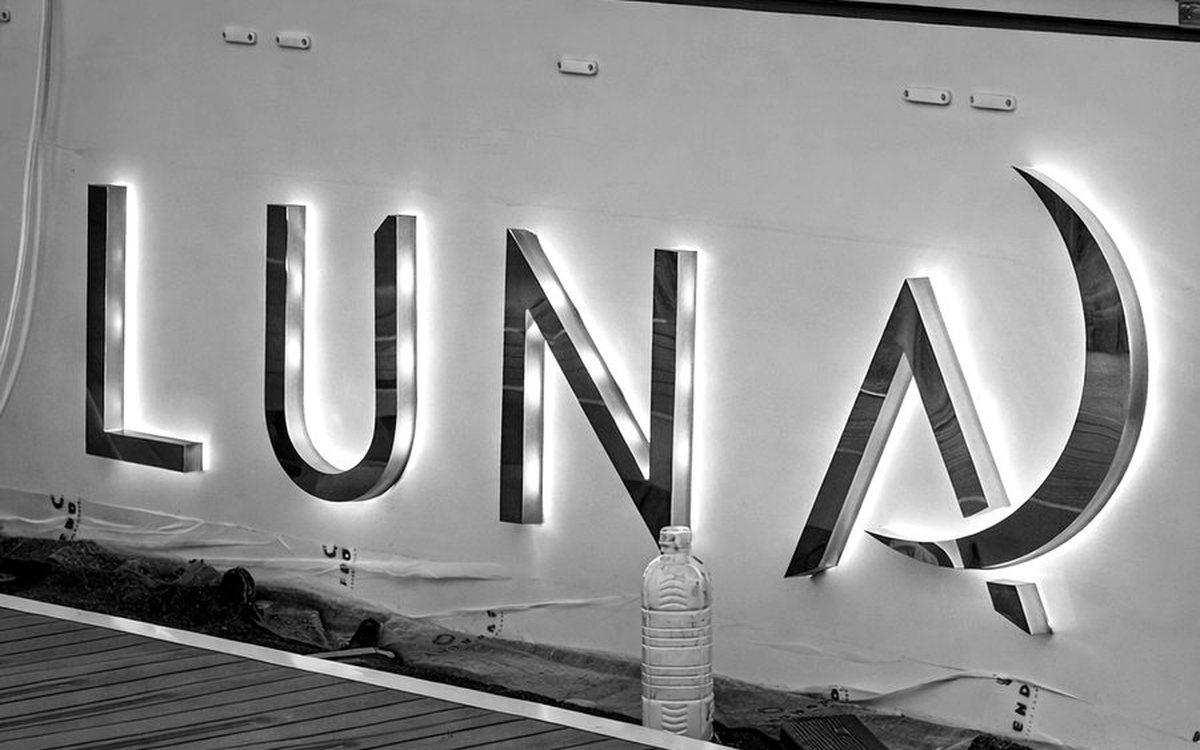 Nom Luna rétroéclairé sur le tableau arrière du Bali 5.8 — finition Nexus Marine