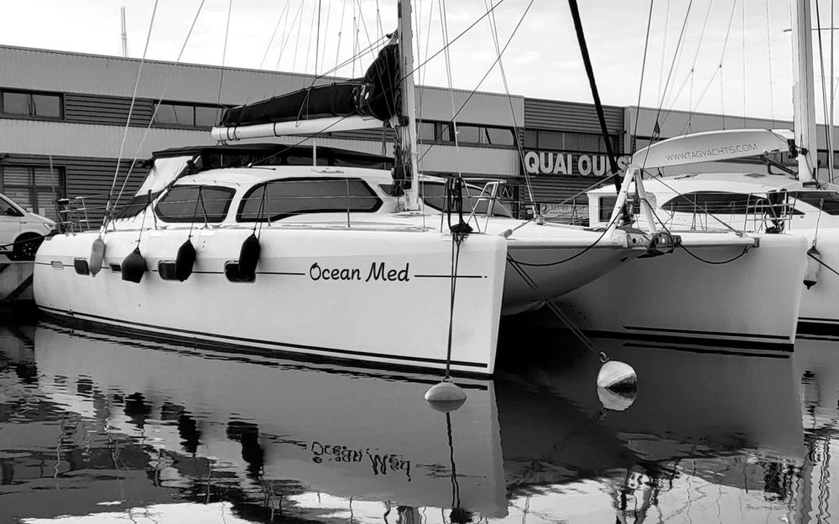 Catamaran Privilège 585 Ocean Med à quai avant refit