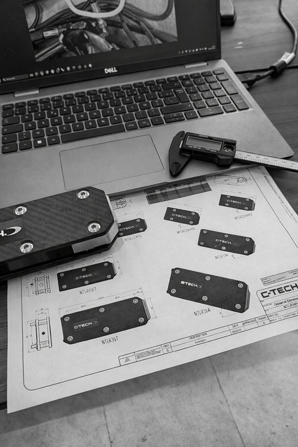 Architecture navale Nexus Marine — plans CAD et accastillage carbone C-Tech sur table de conception