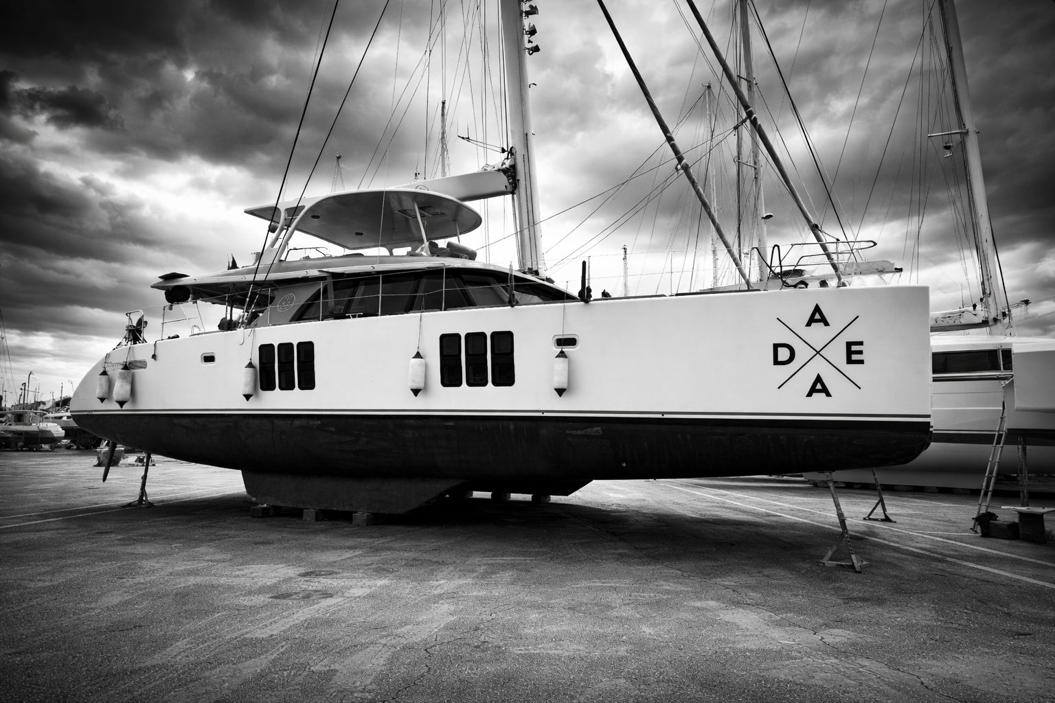 Refit catamaran sur cale, vue d'ensemble — multicoque préparé pour chantier complet