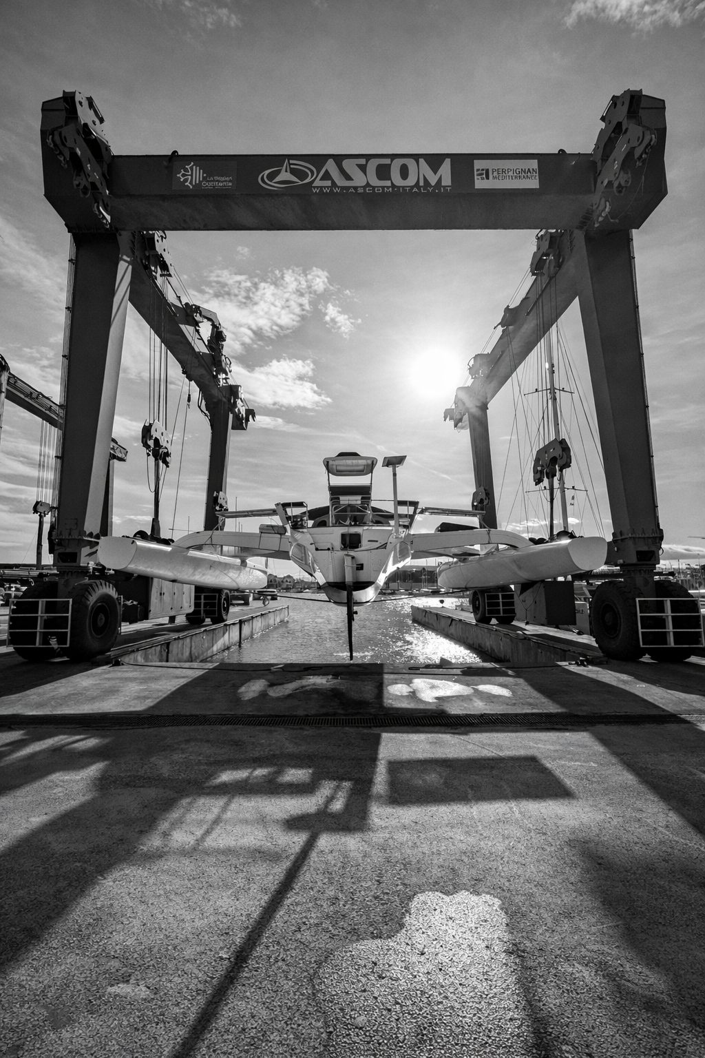 Refit catamaran — sortie d'eau au travel-lift, chantier Méditerranée