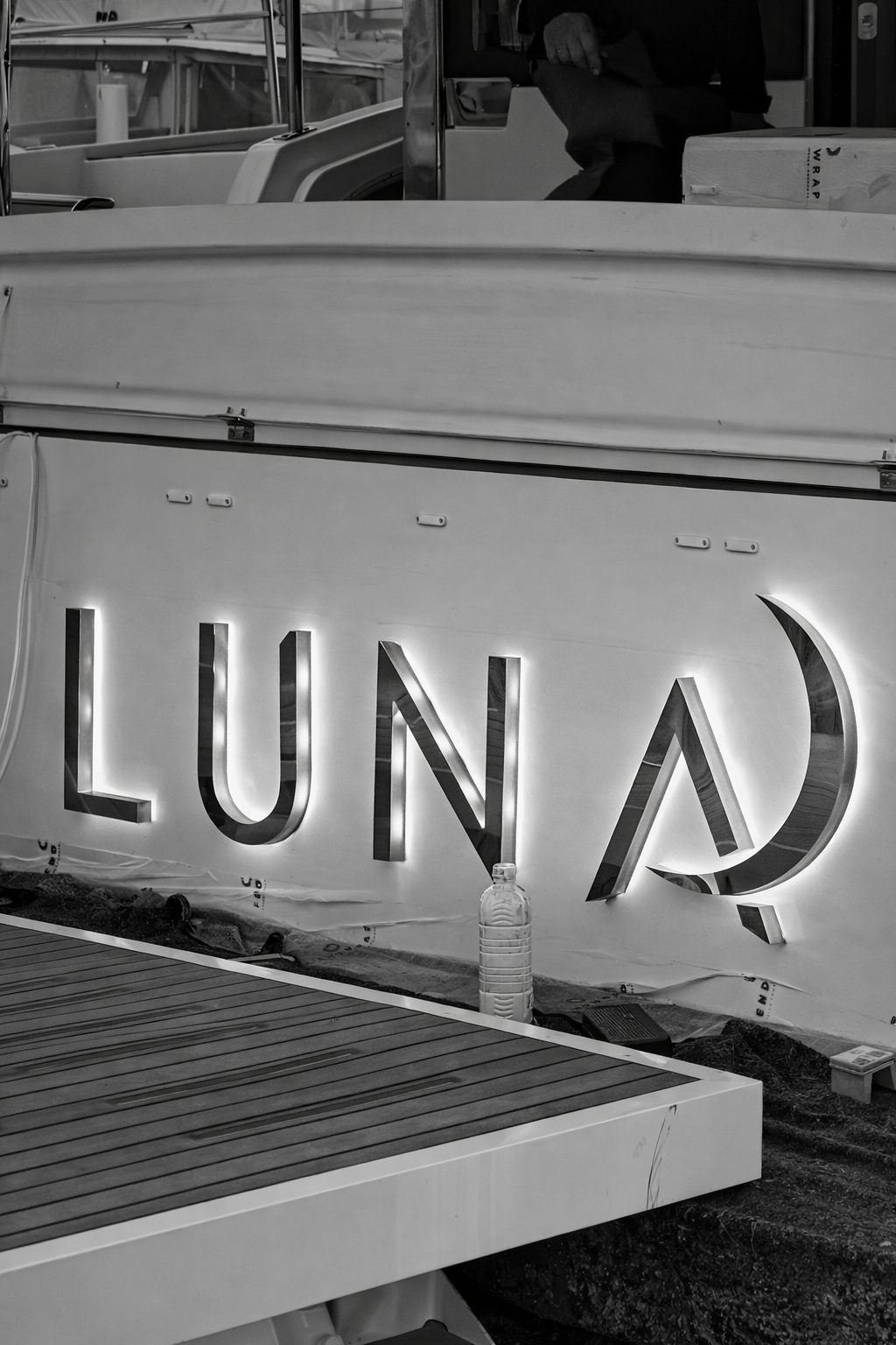 Logo LUNA rétroéclairé sur tableau arrière de yacht — finition premium Nexus Marine