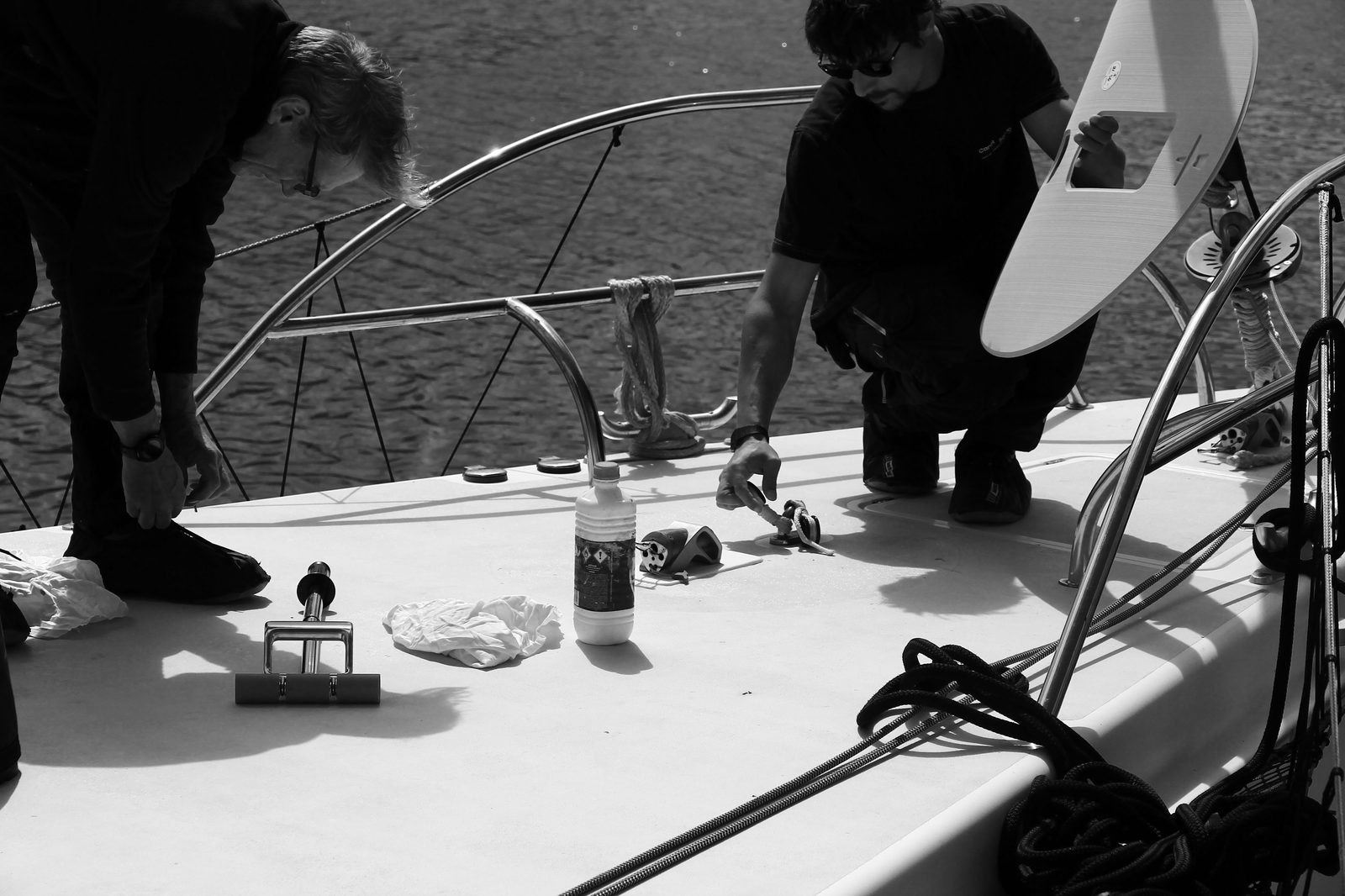 Équipe Nexus Marine appliquant un produit technique sur le cockpit d'un yacht
