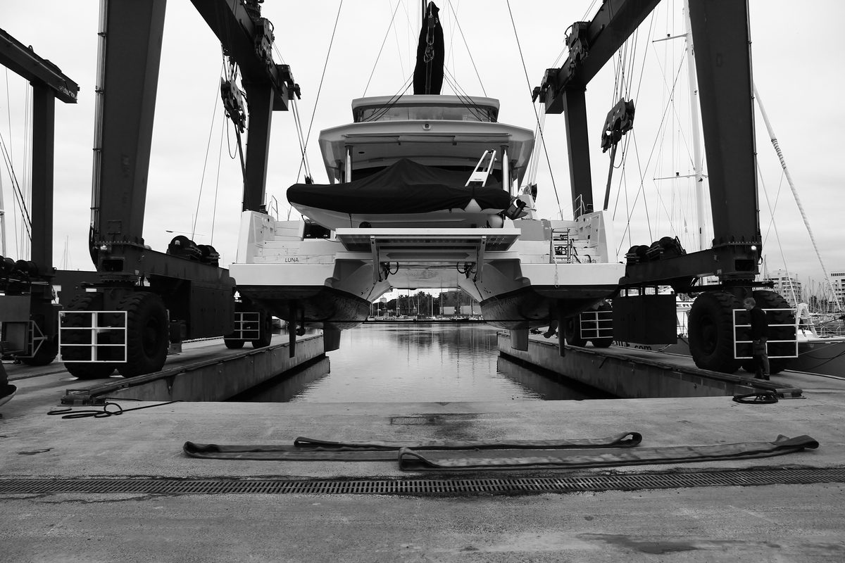 Catamaran sur travel lift au chantier naval Nexus Marine, Canet-en-Roussillon