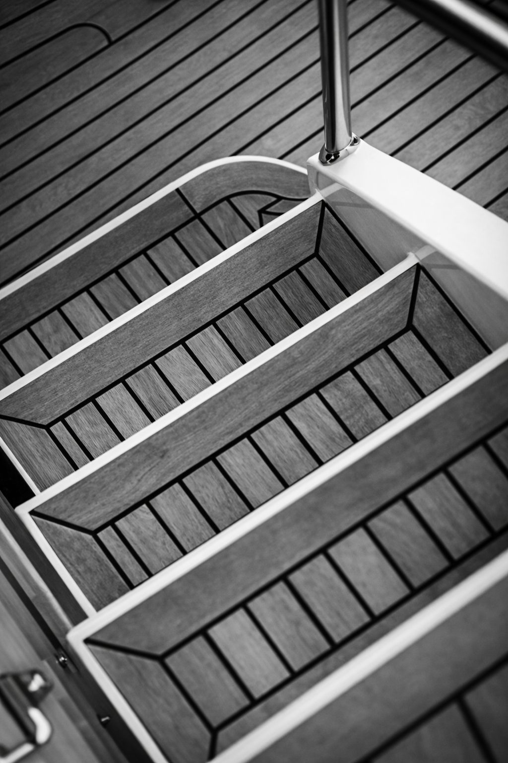 Refit yacht — finitions teck sur escalier de bain, ébénisterie Nexus Marine