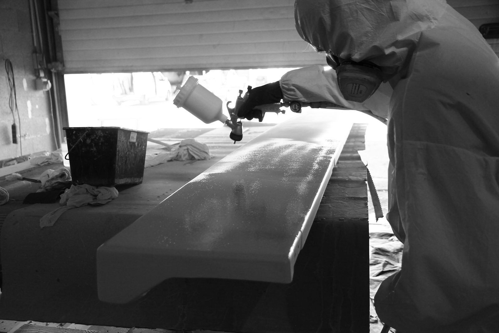 Refit yacht — peinture marine au pistolet sur élément de pont, chantier Canet-en-Roussillon