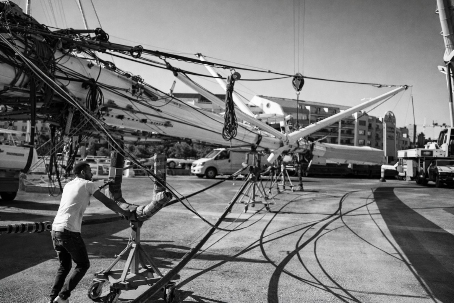 Refit gréement dormant — mât et drisses en cours de remise en état