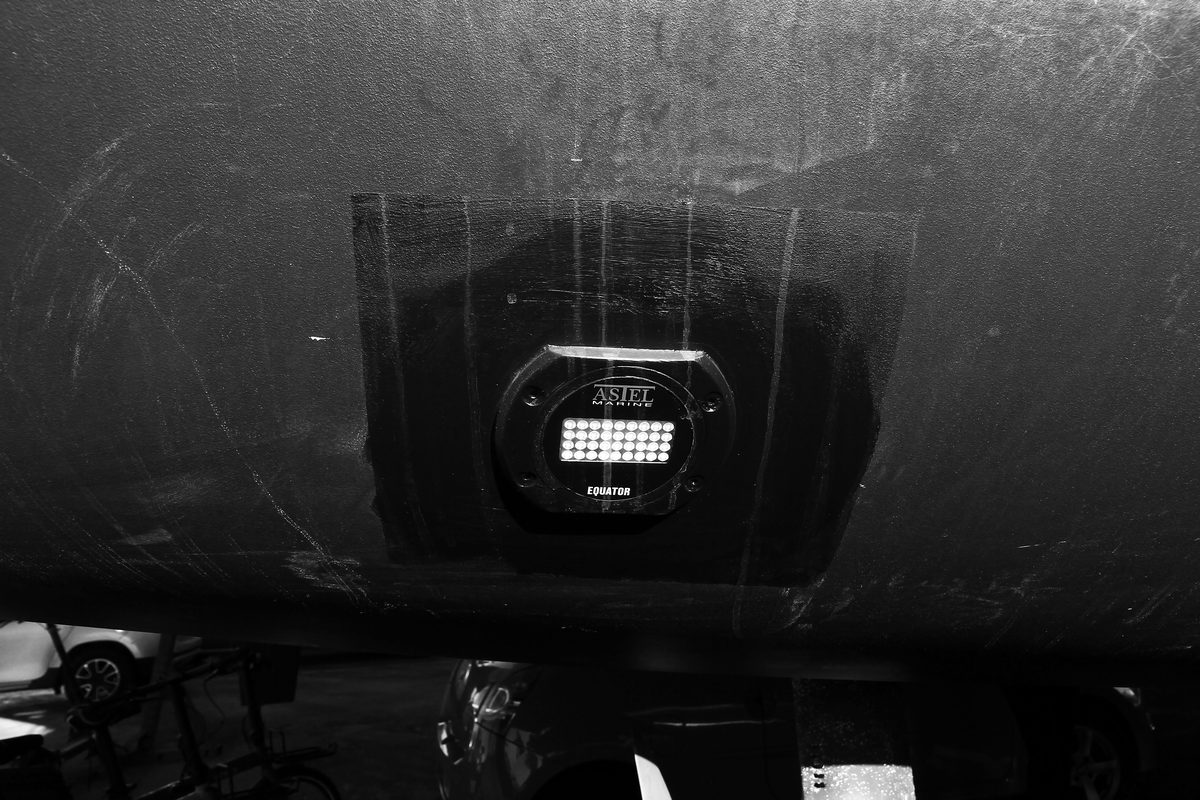 Éclairage sous-marin LED Astel Marine installé sur coque de catamaran par Nexus Marine