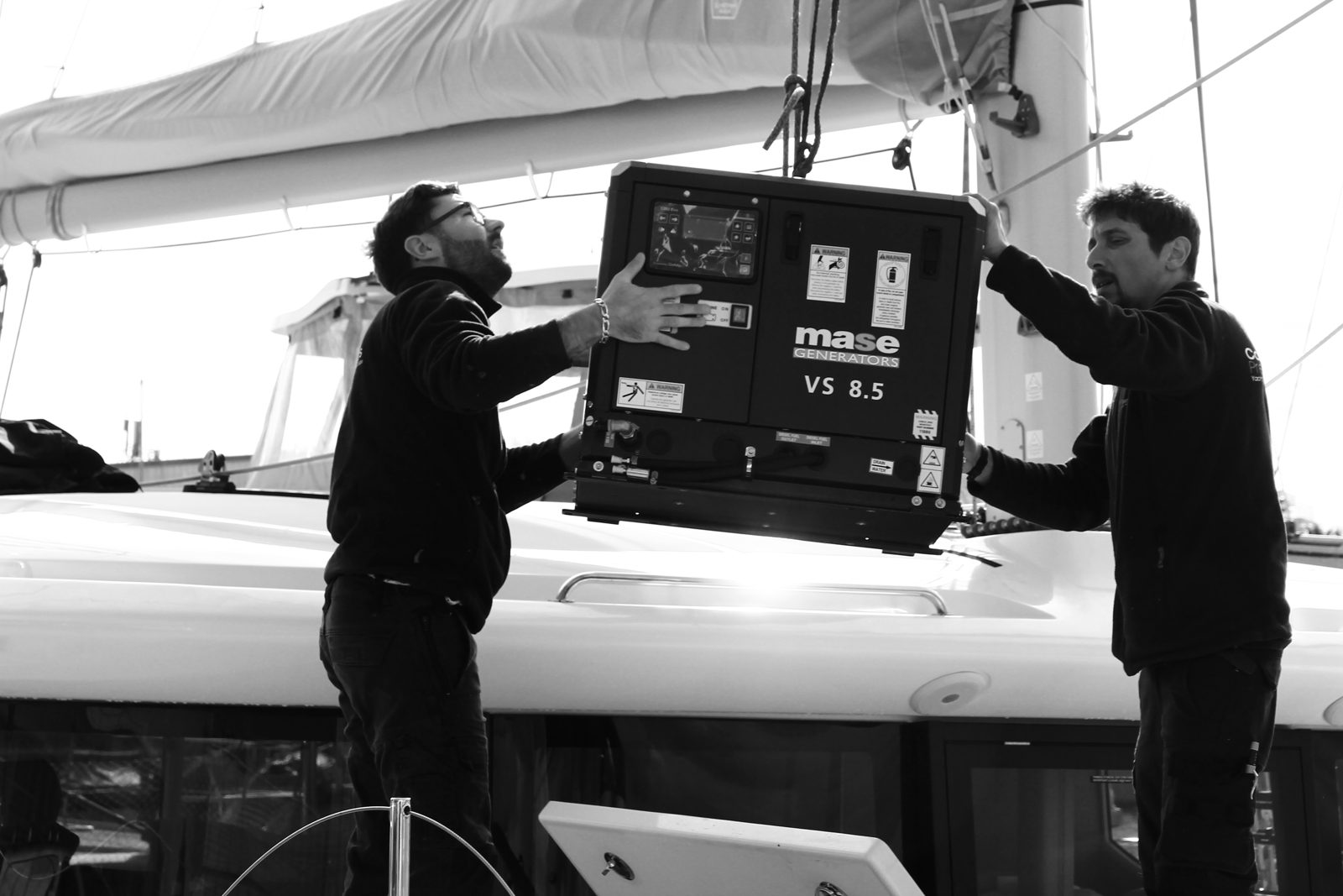 Technologies embarquées catamaran — installation de générateur Mase VS 8.5 par l'équipe Nexus Marine