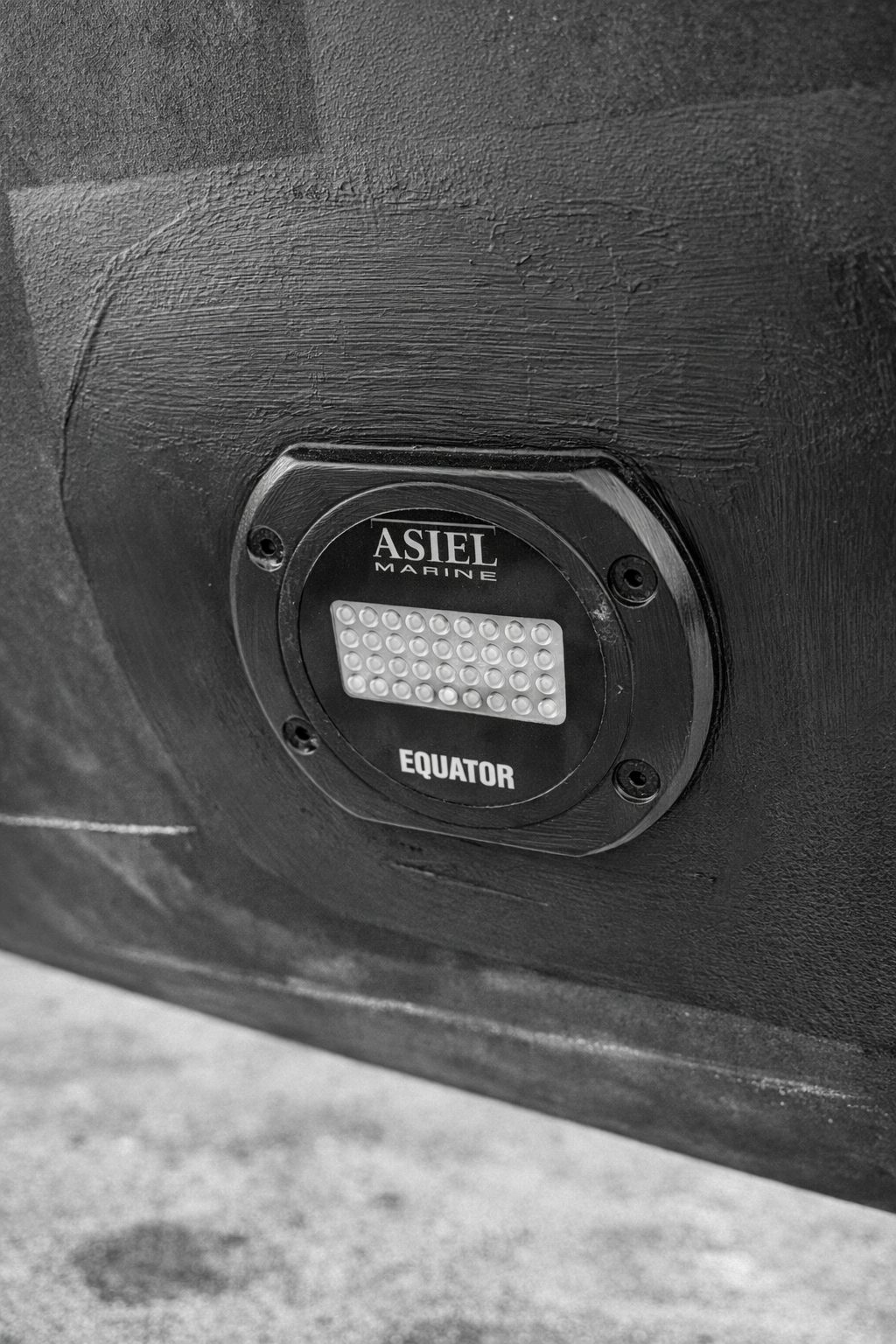 Technologies embarquées yacht — éclairage LED marine Asiel Marine Equator intégré à la coque